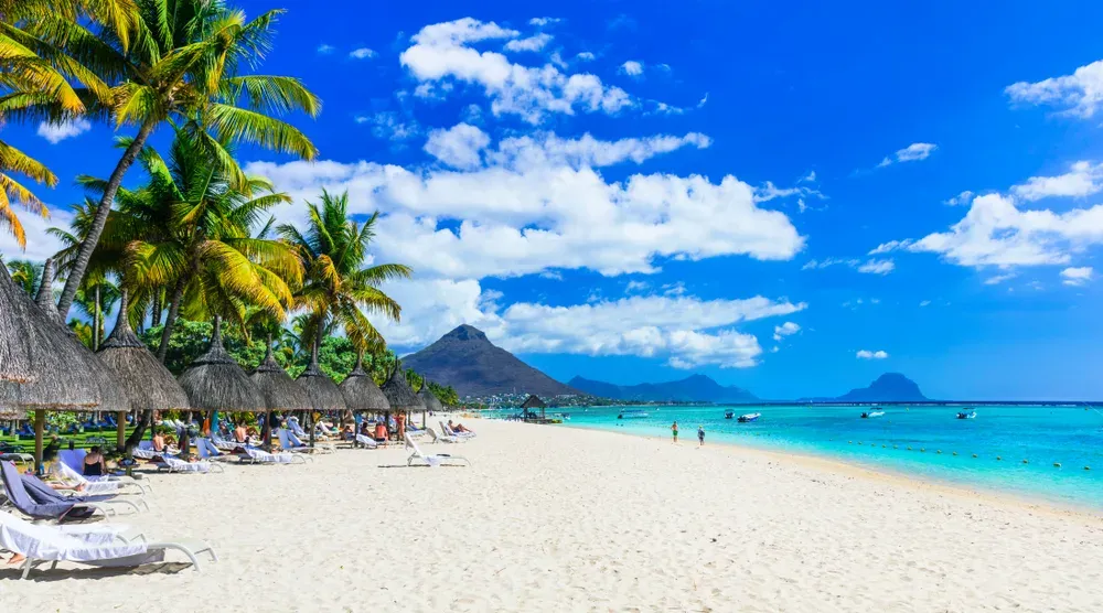 https://www.thrillophilia.com/attractions/flic-en-flac-beach
